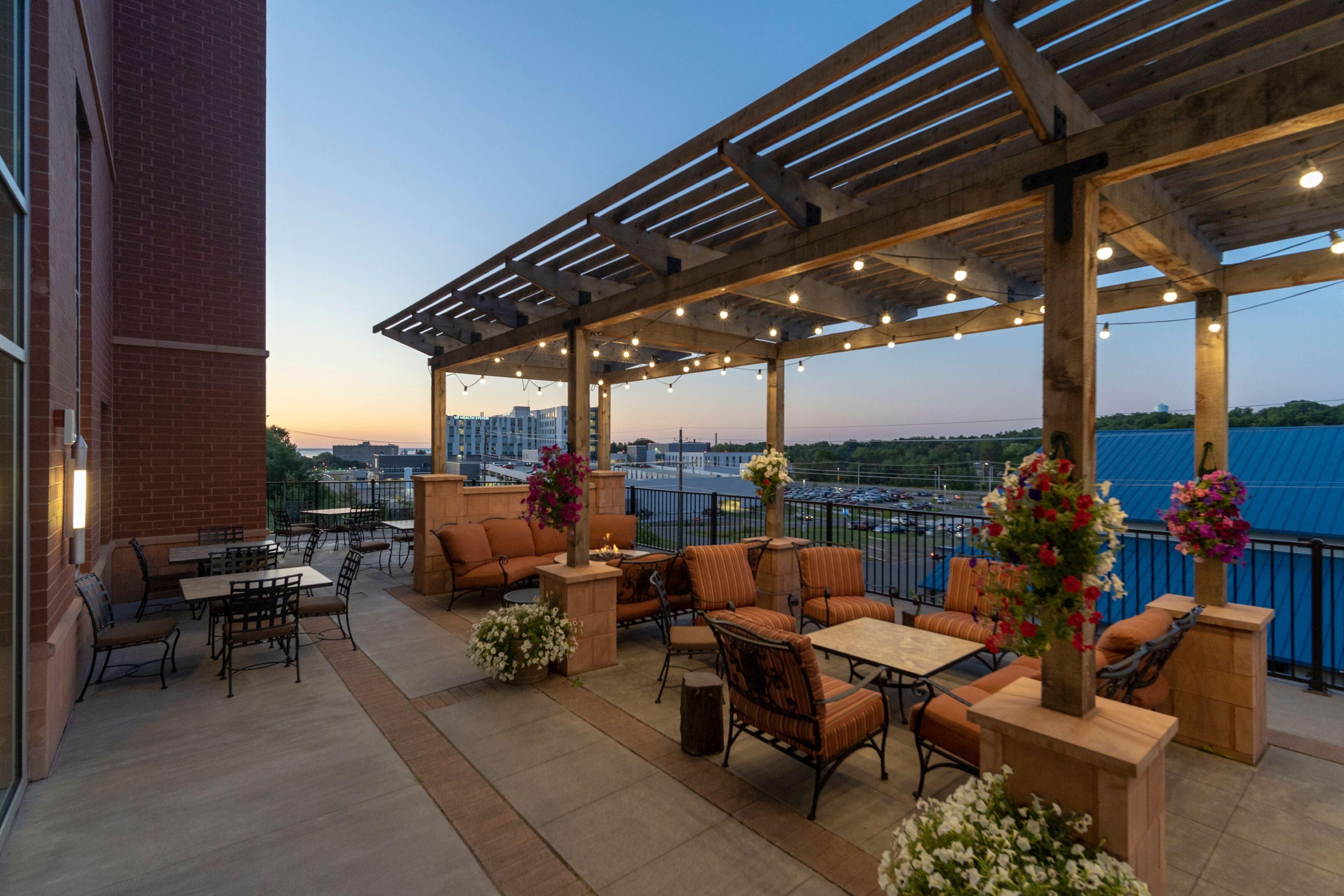 Staybridge Suites Marquette By Ihg Bagian luar foto