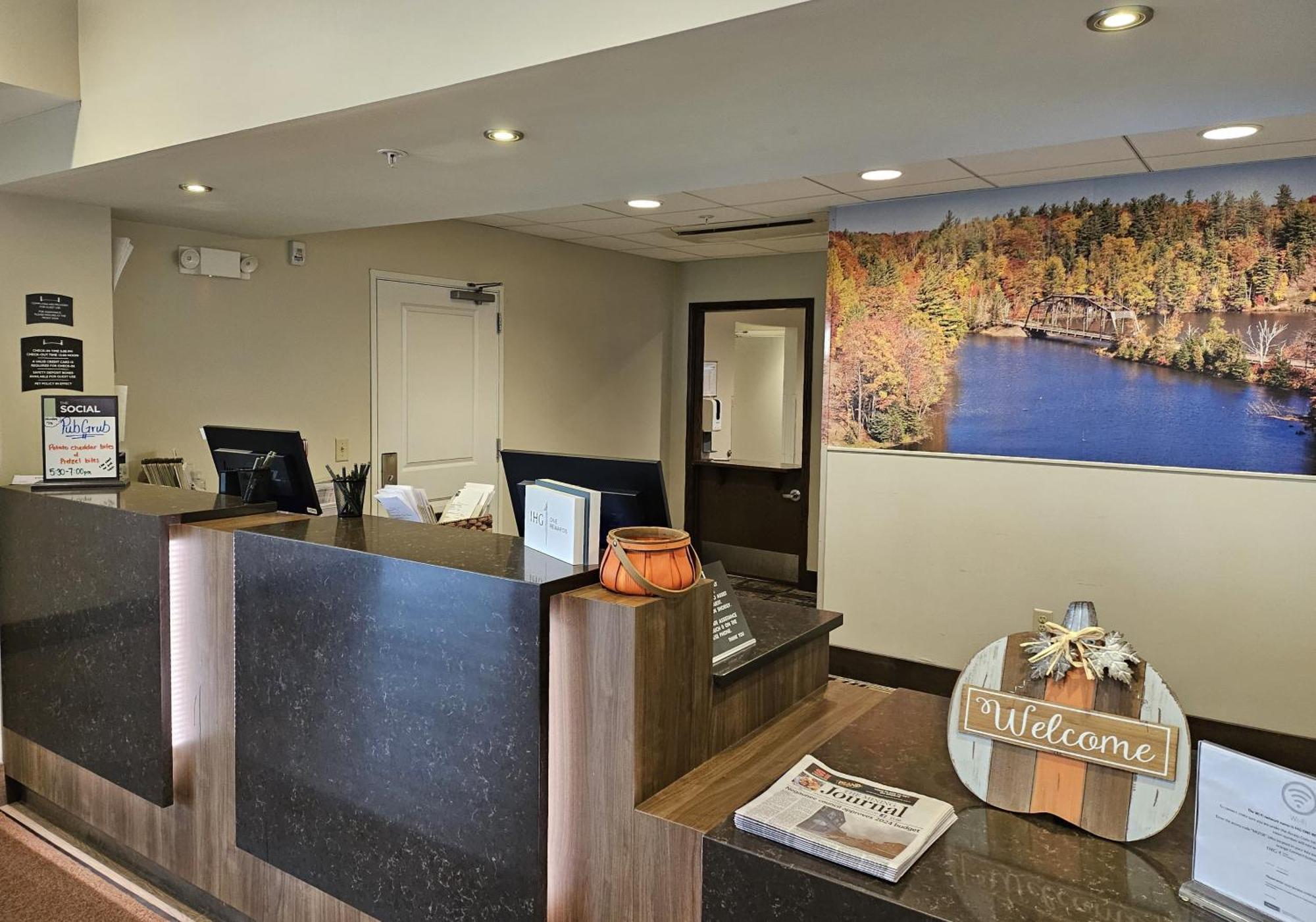 Staybridge Suites Marquette By Ihg Bagian luar foto