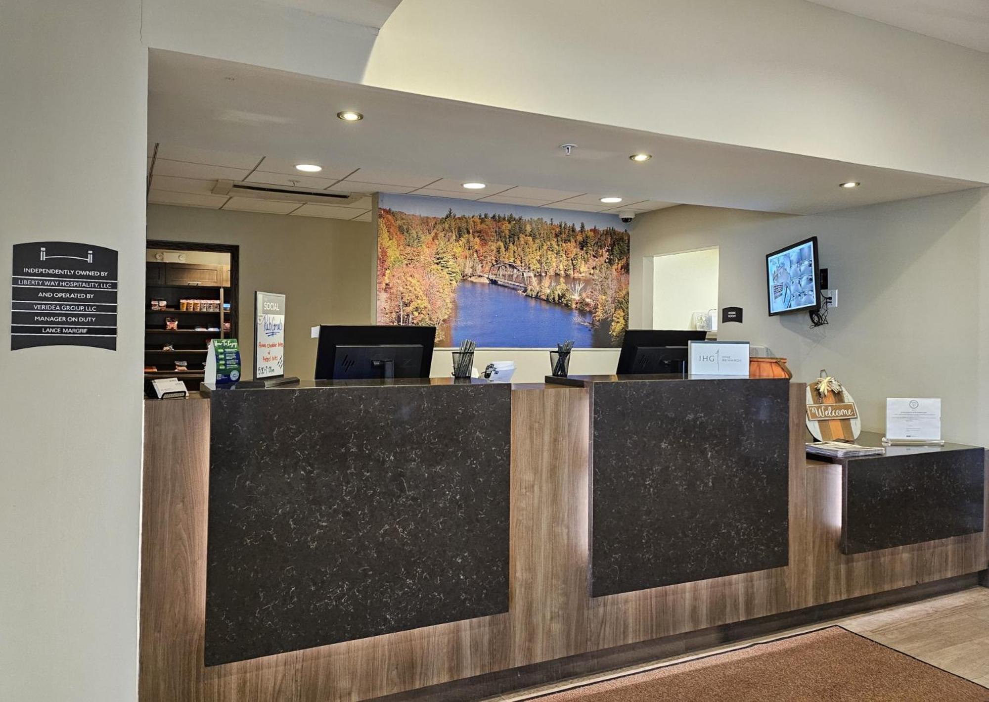 Staybridge Suites Marquette By Ihg Bagian luar foto