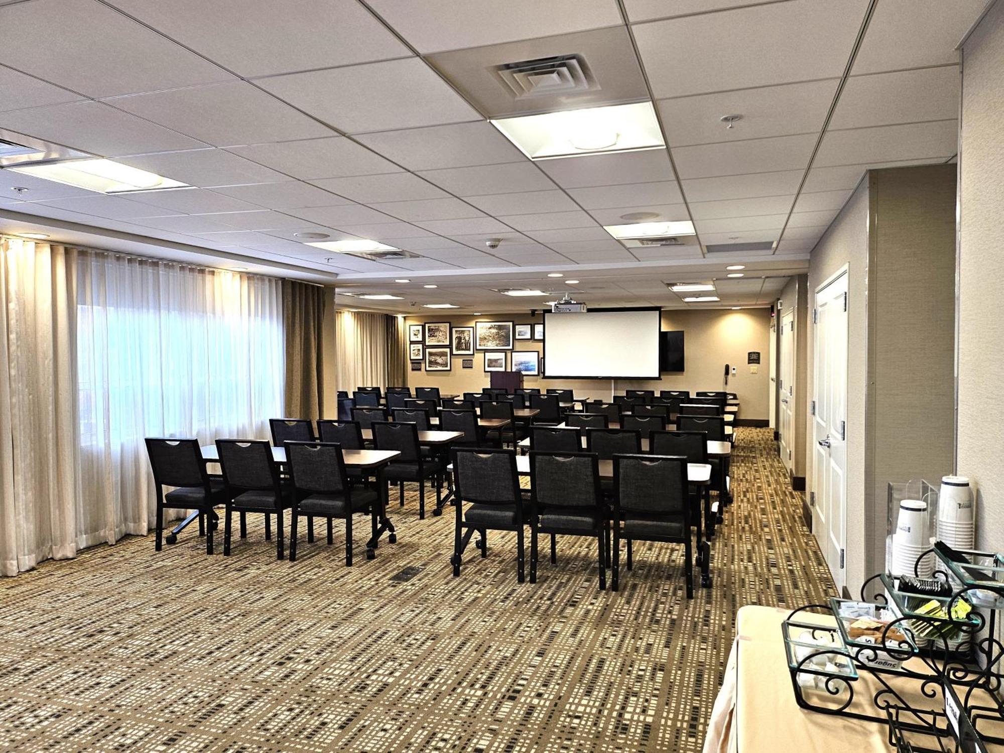 Staybridge Suites Marquette By Ihg Bagian luar foto
